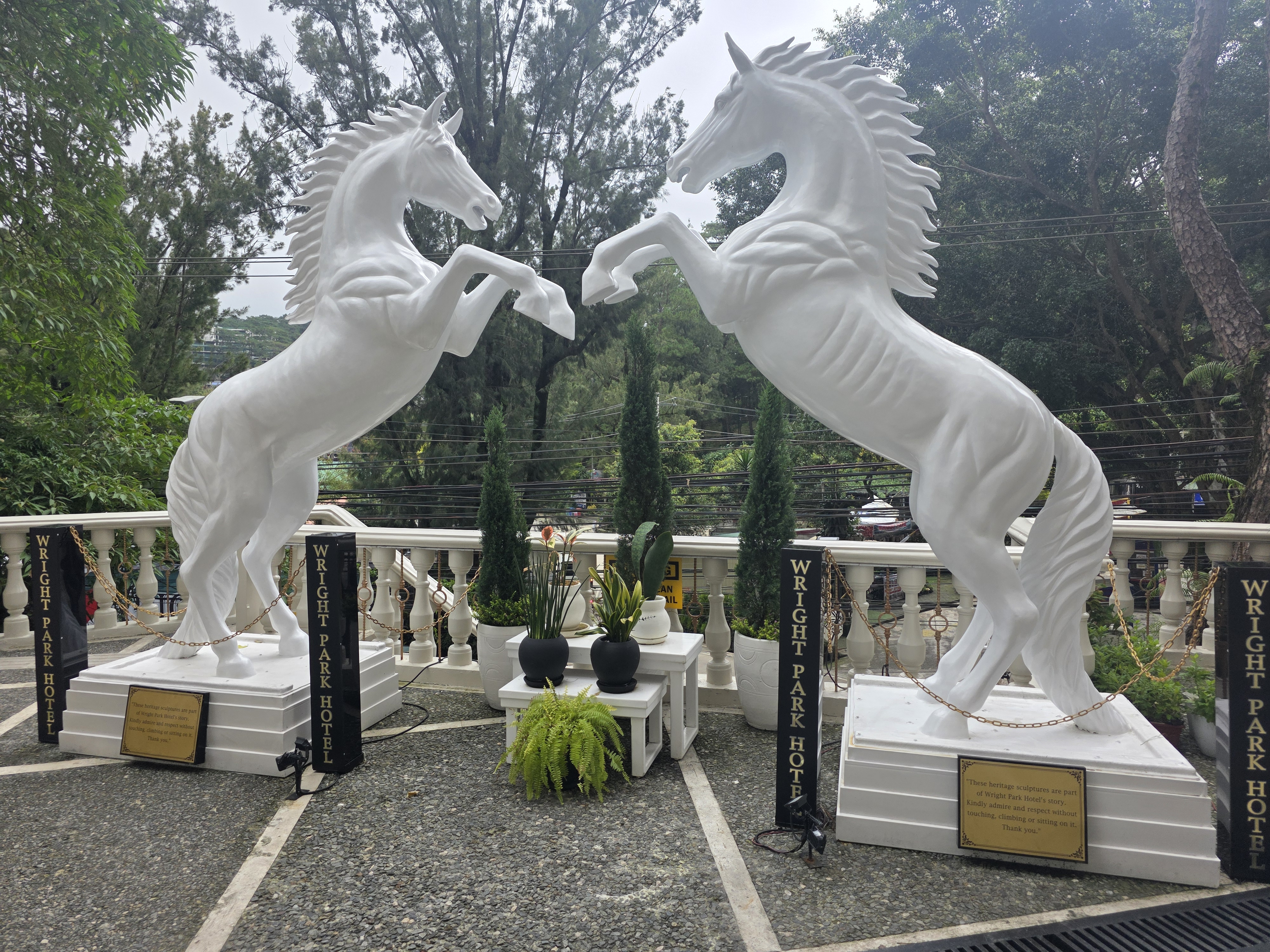 Ang mga float ng Panagbenga Flower Festival sa Session Road sa Baguio