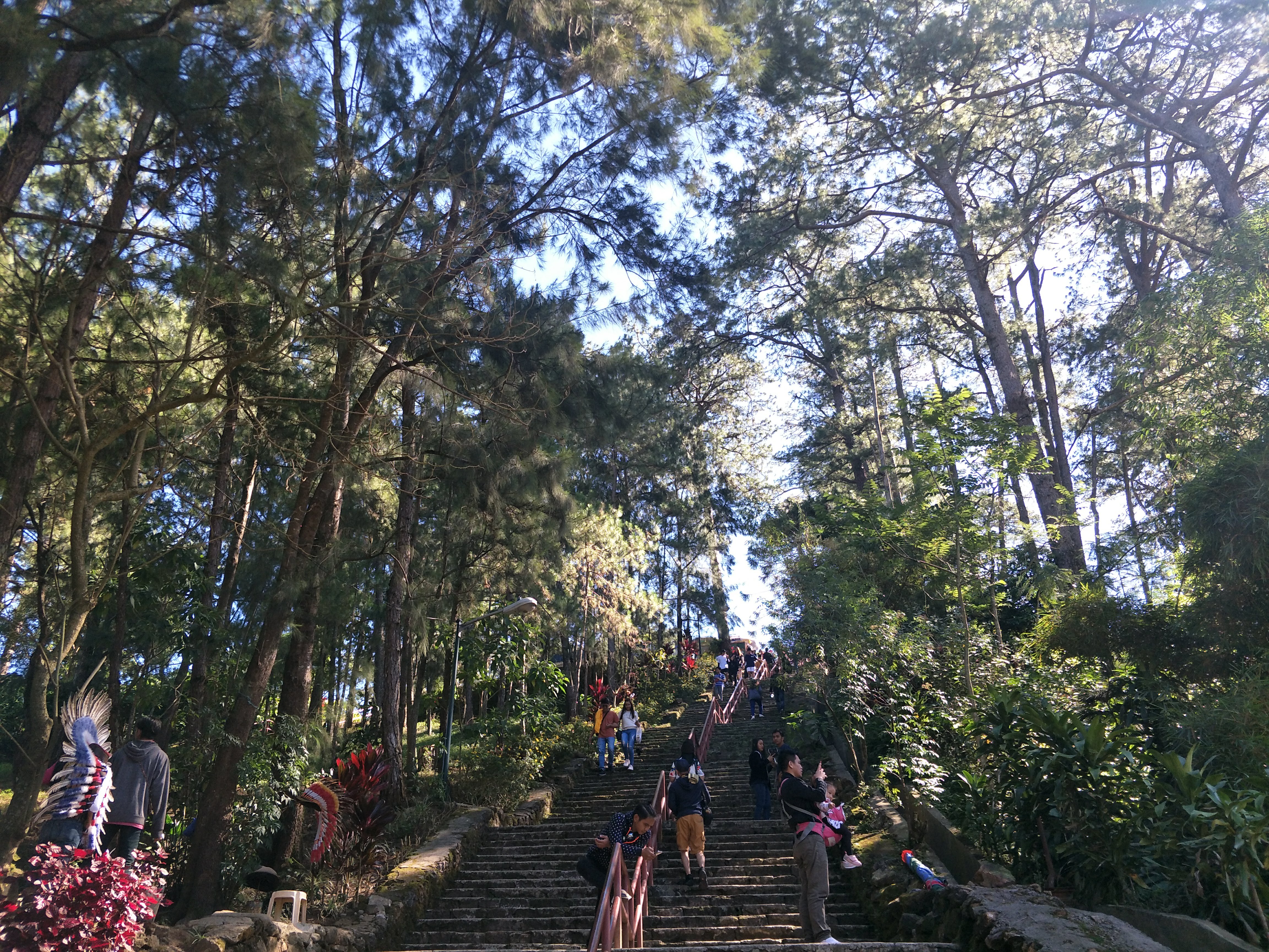 Mga hinabing telang Igorot at alahas na pilak sa pampublikong palengke ng Baguio