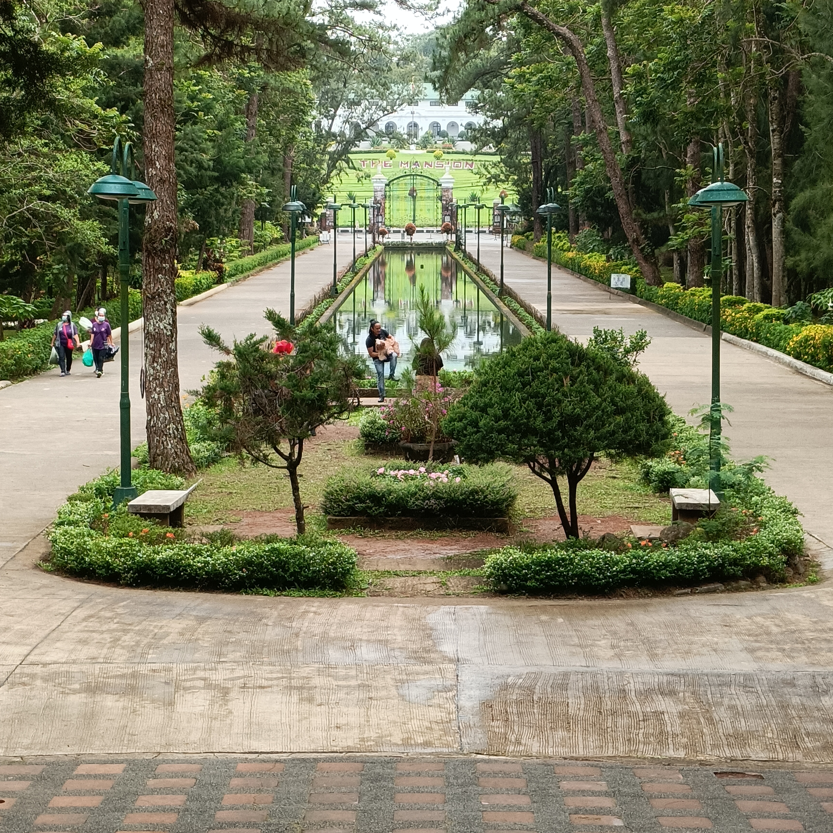 Ang mga nakasakay sa kabayo at kanilang gabay sa landas ng pagsakay ng Wright Park