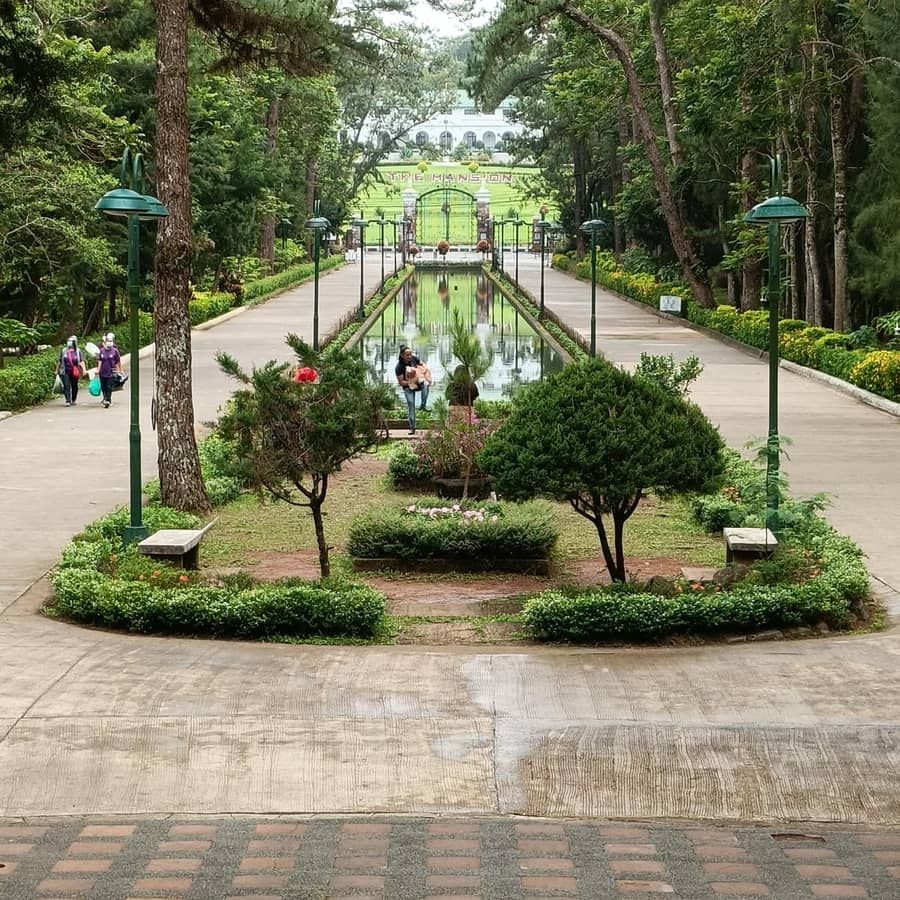 Ang mga nakasakay sa kabayo at kanilang gabay sa landas ng pagsakay ng Wright Park