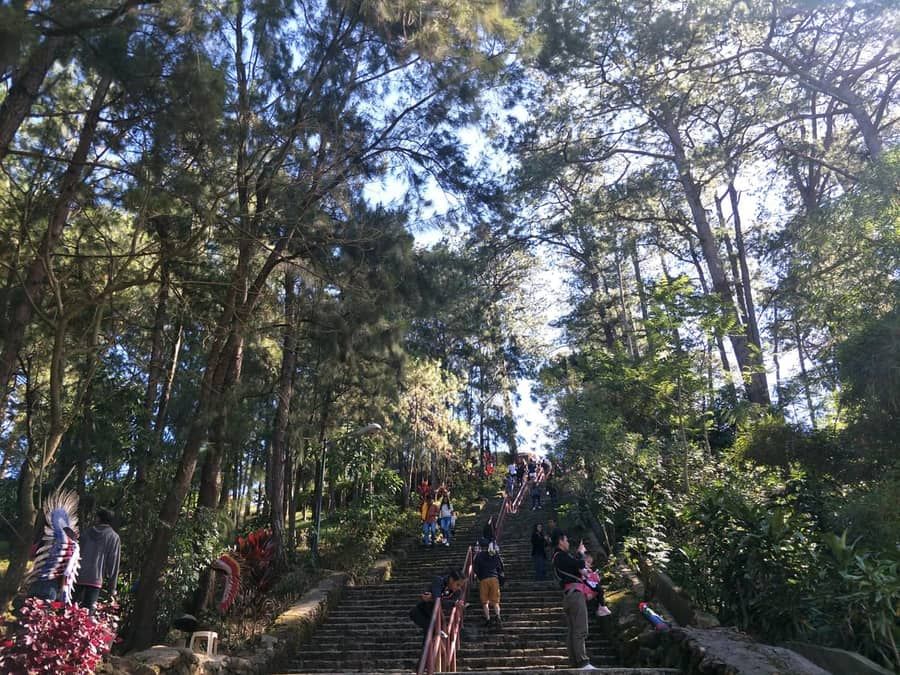Mga hinabing telang Igorot at alahas na pilak sa pampublikong palengke ng Baguio