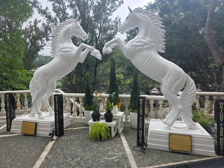 Ang mga float ng Panagbenga Flower Festival sa Session Road sa Baguio